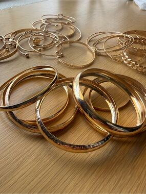 Gold Tone Women's Bangle Bracelet Set - Classic Stackable Bangles